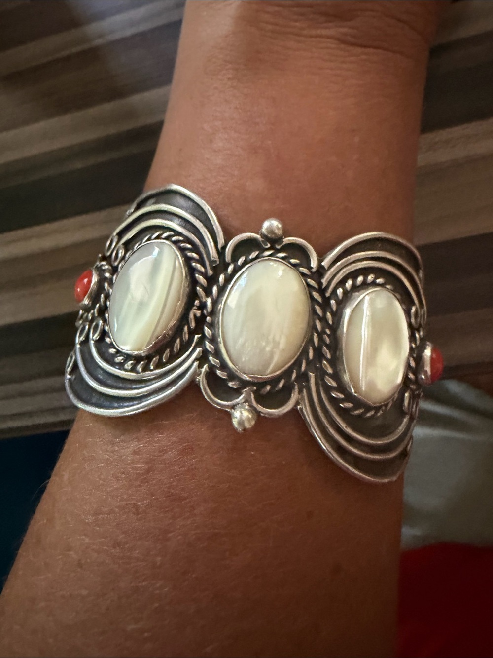 Vintage NATIVE AMERICAN STERLING SILVER  Mother Of Pearl& Coral CUFF 141 GRAMS